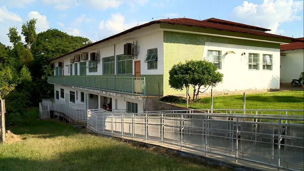 Tiroteio em Campus: Jovem Baleado em Tentativa de Roubo