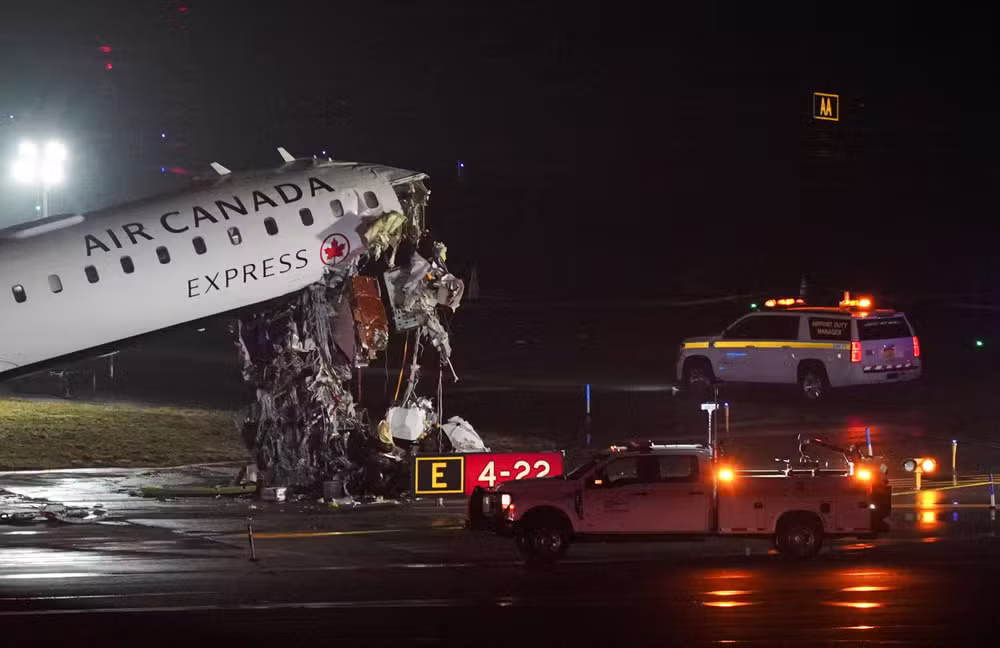 Tragédia na Pista: Avião Colide com Caminhão de Bombeiros em Nova York