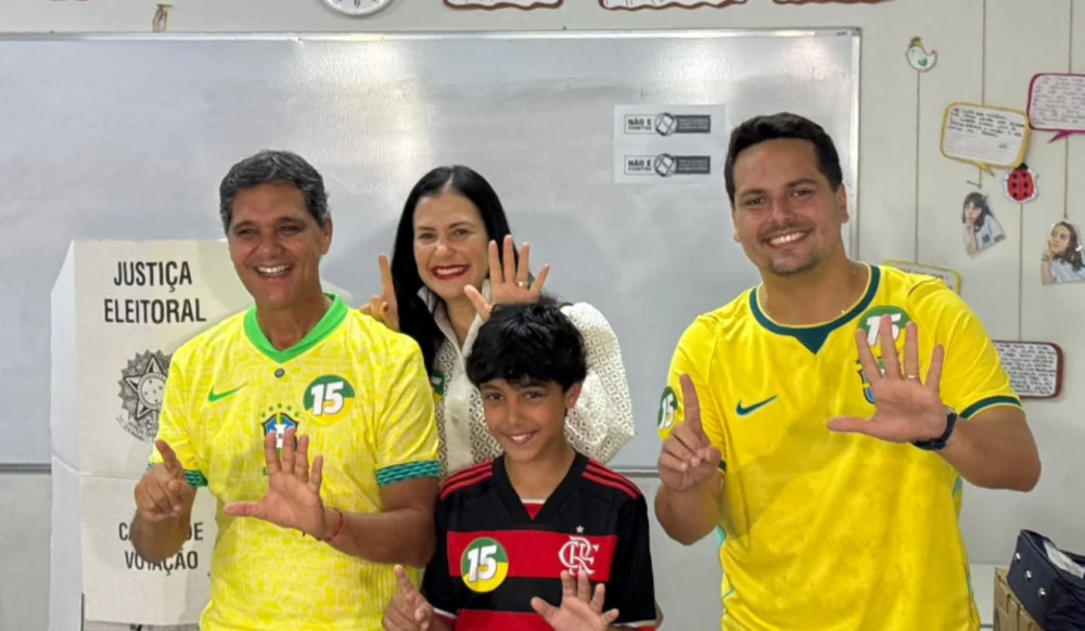Ricardo Ferraço vota ao lado da família e demonstra confiança em virada no ES